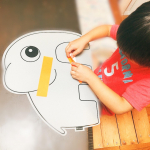 𓎤𓅮 ⸒⸒折り紙にハマってる次男くん。⁡⁡最近、次男くんは折り紙で紙飛行機を作るのにハマってます‼️⁡紙飛行機の作り方の本に出てくるのはどれも長方形から作るようになっているので&hellip;のInstagram画像