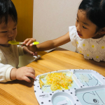 ダンバイディアさんのとってもかわいいベビー食器！イラストもカラーも柔らかい感じで、息子も私も気に入っています♡ごはんを入れるところが広いので、これから食べる量が増えても、手づかみたべでも使いやすそうで&hellip;のInstagram画像