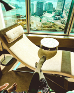 最近急に寒くてタイツを履いたら急に秋を感じたよ🍁　まだ温かい日も多くて重たくはなりたくないから、黒より色が薄めなチャコールグレーはいい感じ♪ 　子連れでお出かけする時って、服が&hellip;のInstagram画像