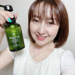 ハーバルリーフオーガニックシャンプー🍀ヘアカラーやコテなどのダメージの積み重ねで、若い頃とは明らかに変わってしまった髪。昔みたいな髪に戻りたいなって思っている人にオススメ。国際基準のオ&hellip;のInstagram画像