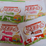 朝、牛乳を飲んで登校するこども🎒最近寒いというので、温かい牛乳にしようと思ったけど、温かい牛乳は嫌いなんだそうで&hellip;アスミールのココア味を出したら、ココアだ❗と喜んだので、毎朝出すように☕鉄&hellip;のInstagram画像