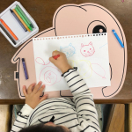 ・Done by Deerの可愛いピンクのゾウさんのプレイスマット🐘💞机でお絵描きする時にも下敷きとして使ってるよ💡クレヨンで描いてて紙からはみ出てちゃったけど水で濡らしたティッシ&hellip;のInstagram画像