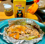 [鮭のホイル焼き〜ポン酢でさっぱり〜] ฅ^. ̫ .^ฅ今日のホイル焼きの中身は、・鮭・豚肉・野菜・キノコでボリュームたっぷりです。味付けは、塩コショウに酒を少々&hellip;のInstagram画像