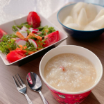 〜おうちごはん〜『かに雑炊とサラダと梨』お休みの日、仕事場でいただいた新鮮な無農薬のお野菜をサラダで食べようと決めていました！にんじんとラディッシュは葉っぱまで全部使って、塩とオリーブオイ&hellip;のInstagram画像