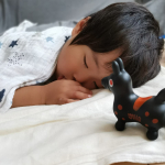 一体いつまで指しゃぶりで寝るんだろう😂&hearts;️昼も夜も指しゃぶってます👶気温がいい感じになってきたので夏よりもお昼寝がのびました😂３時間ぐらい寝てる🤣お兄ちゃんは&hellip;のInstagram画像