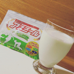 アスミール頂きましたっっ✨子どもの成長に欠かせない栄養たーっぷりだし味も美味しくて良い事だらけ✨うちの次男坊は背が小さい＆痩せっぽち😖小さいのをいじられる事もあって本人もだいぶ気にして&hellip;のInstagram画像