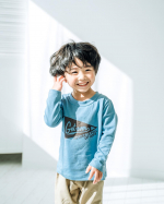 衣替えして保育園服足りないとかないかな？&larr;え、衣替えがまだ？ww早くやらんと風邪引くぞ🤣.なんでこんな髪の毛クルクルかはまた後日&larr;.キッズシャツの王道定番！トレーナーや裏起毛じゃまだ暑い&hellip;のInstagram画像