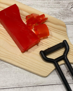 ピーリング石鹸🧼🟦⬛️スキンピールバー🟩🟥ティートゥリー🟥🌿自宅で簡単に手軽にピーリング💆&zwj;♀️💕ニキビが気になる方にぜひ使っていただきたいこちら💁&zwj;♀️❣️そのまま使うとドロドロに溶&hellip;のInstagram画像