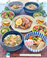 今日はおでんリメイクごはん🍢おでんの残りの具を刻んで#釜めし に🍲蕎麦に残りの具をのせて#おでん蕎麦 に✨2つに盛り付けてるけど4人分です。これで沢山作ったおでん完全消費🙌🏻あ&hellip;のInstagram画像