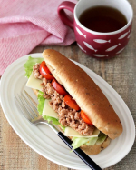 タコスミートをサンド〜！😊正田醤油さまのラク飯シリーズ、タコライスの素をモニターさせていただきました！ジッパー袋に漬けダレが入っていて、ひき肉を投入、もみもみ〜からの〜冷凍です。食べるとき&hellip;のInstagram画像