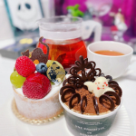 Happy Halloween!!〜ケーキとルイボスティー〜今年のハロウィンは仕事で遅くなったので、ケーキをお持ち帰りで！大好きなナイトメア･ビフォア･クリスマスを観ながらハロウィンパーテ&hellip;のInstagram画像