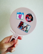 毎日使う手鏡にもオリジナルシールを貼ってみたよ。#みんなのシール #ステッカー #オリジナルシール #オリジナルステッカー #シール #手作りシール #monipla #cms_fanのInstagram画像