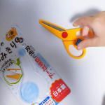 「かみきりくん」..2歳から使える幼児用はさみです。.上の子がちょうど2歳なので、こちらのはさみを使わせています。うちの子の手の大きさに合ったちょうどいいサイズで、片手でしっか&hellip;のInstagram画像