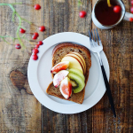..秋映🍎、無花果、キウイのオープンサンド。果物の下にはマスカルポーネたっぷり。.#breakfast #instafood #tablephoto #igersjp #ins&hellip;のInstagram画像