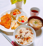 .*･ﾟ　今日の夜ご飯🌙きのこの炊き込みご飯🍚アジフライ🐟ネギ入り卵焼き🍳肉じゃが🥔みかん入りコールスロー🍊マカロニサラダ🥗里芋とごぼう油揚げのお味噌汁&hellip;のInstagram画像