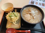 枝豆の弥彦むすめのかき揚げと背脂うどん食べたけど美味しいのよね&hellip;油&times;脂だけど、油は液体だからカロリー0とか言って気にしなーい。かき揚げは枝豆と玉ねぎで野菜の固まり=健康的ということで気にしなーい。&hellip;のInstagram画像