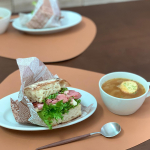 2021/10/14この日の#お昼 は、簡単に#サンドイッチ 🥪#ビーフパストラミとカマンベールのサンド#オニオンスープ 🧅もっちもちの#pois082 さんの#ロデヴ を&hellip;のInstagram画像