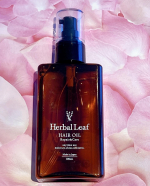 ⑅オーガニックヘアオイル『ハーバルリーフ』⑅朝の寝ぐせ直し、夜のドライヤー前に使っています🌿オイルでもさらさらしていて、べたつかないので髪の量が少なくてもぺちゃんこになりません！！傷ん&hellip;のInstagram画像