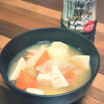 いつものお味噌汁をだし香る鮮度みそで作ってみたら想像以上に良い！今日はお野菜のみの味噌汁を海鮮だしの鮮度みそで。野菜だけだと物足りなくなりがちだけど、海鮮だしの鮮度みそは貝の旨味も効いてるからすご&hellip;のInstagram画像