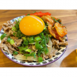 ..ネギたまキムチのせ牛丼♡..牛肉と玉ねぎに生姜、酒、砂糖を先に揉みこんでおくと美味しかった♡..フライパンに水と漬け込んだお肉と玉ねぎと少し顆粒だし入れてグツグツ&hellip;のInstagram画像