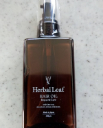 michi.on💓ハーバルリーフ ヘアオイル💓パサパサな毛先も、しっとりさせてくれる洗い流さないトリートメントです。優しさのある香りと、とろみのあるテクスチャーで、毛先を中心ドライヤー前やスタ&hellip;のInstagram画像