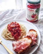 ..ボロネーゼ🍝茹でたパスタにオリーブオイルを絡めてお皿に盛ったら @nakato_selection さんのボロネーゼ風パスタソースをかけて完成🍅(簡単すぎる！笑)&hellip;のInstagram画像