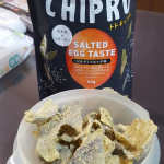 モニプラは、「トトチップる　ソルテッドエッグ味　60g.」魚の皮をチップにしたもの写真のように、魚の皮という感はゆがめないが、美味しい。チップなので食べやすいし、甘い感じがするので・・・つい&hellip;のInstagram画像