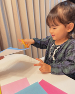 2歳からのはじめてのはさみ✂️『かみきりくん』使ってみたよー🐰🤍🤍🤍姉と違って最強に不器用なりこ氏が挑戦🙈💕やっと切れると大喜び☺️🧡✨刃先に安全ガードが付いてるか&hellip;のInstagram画像