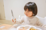 .プラス株式会社さんのお食事用はさみ✂️『フィットカットカーブ ひとくちカット』をモニターさせて頂きました！...娘は2歳になりスプーンやフォークは上手に使えるようになったとはいえ大&hellip;のInstagram画像