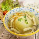 🧅ブロッコリーの茎のオニオンスープ🥦【  材料 】❁⃘小さめの玉ねぎ 1個❁⃘にんじん（皮付き） 2分の1本❁⃘ブロッコリーの茎　❁⃘しめじ 適量❁⃘コンソメキューブ 1個&hellip;のInstagram画像