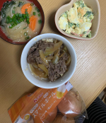 そのままサラダにして食べたかったけど、娘のリクエストによりぎゅうどんとおしるに玉ねぎをinスマイルボール、甘みがすごい。#タマネギ #スマイルボール #さらさらレッド #札幌黄 #YO&hellip;のInstagram画像