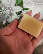 アンティアンクィーンオブソープお試しさせて頂きました。無添加の手作り洗顔石鹸🧼オーガニックラベンダー精油配合。真空パックに入っていて封を開けるとふわぁ〜とラベンダーの安らぐ香りが部屋中に香&hellip;のInstagram画像