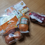 makirakumaこの度、玉ねぎ３種類を食べ比べさせてもらいました🧅♡　　【これからの新定番。生でおいしい辛くないタマネギ】ハウス食品グループが10数年に渡る研究よって作り出したスマイルボ&hellip;のInstagram画像