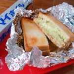 くっつかないマイホイルを使ってホットサンド作ってみました♪手羽元の甘辛焼をほぐしてキャベツとチーズと一緒に♡つるつるコーティングしてあってパンやチーズがひっつきくっつかなくて便利でした&hellip;のInstagram画像