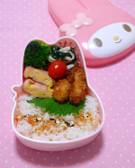 𖠇おはようございます(◍&bull;ᴗ&bull;◍)先日娘が学校でお弁当を作って来ました。紙粘土で作って絵の具で色を塗ってお弁当箱に詰めた物。中を見てビックリ‼︎おにぎり1こウィンナ&hellip;のInstagram画像