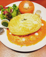 オムライス❣️「サロン卵と私」のスフレオムライスプレートです😊海老とモッツァレラのトマトクリームを選びました。フワフワでカステラパンケーキもついててとーっても美味しかったです😆&hellip;のInstagram画像