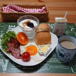 .ある日のおうちモーニング平日はなかなかゆっくりと落ち着いて食べる時間がないのですが💦休日はだいたいこんな感じで😊この日はコストコパンに、コストコのアップルベーコン、目玉焼き そして実家の水&hellip;のInstagram画像