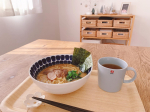 🤍お水がいらないシリーズの『横浜家系ラーメン』をお試しさせていただきました。お水がいらないってことで冷凍で届いて、そのままお鍋にポン✨水を軽量してとか、スープを別で温め&hellip;のInstagram画像