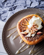 ..柿のオーブン焼き熟れた柿の上部を落として切り込みをいれて砂糖をまぶしたらオーブントースターへ🔥はちみつをかけて🍯クリームチーズとミックスナッツを乗せると完成です&hellip;のInstagram画像