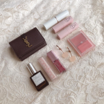 ピンク大好きだからコスメもくすみピンク系沢山集めちゃう🩰真ん中のリップグロスは頂いたものなのですが、めちゃくちゃに良くてお気に入り🤍まず色味がとってもかわいい&hellip;😭❤︎！派手すぎず、血色感を&hellip;のInstagram画像