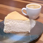 チーズケーキ。高さのあるベイクドチーズ焼きたい時は湯せん焼きするニューヨークチーズケーキの作り方でやると真ん中凹まず焼き上がる。型にクッキングシート敷き込んで準備。シートは30cmサイズを選ぶ&hellip;のInstagram画像