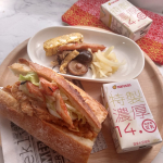 ある日の在宅勤務ランチ。❏サンドイッチ❏マルサン特製豆乳14.0無調整豆乳サンドイッチは前日に値引きされてたのを買ってきた。もう作るの面倒で😆豆乳でイソフラボン投入👍14.0ってかなり濃&hellip;のInstagram画像