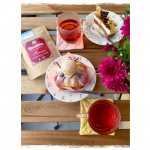 ☕今日のおうちカフェ。近所のケーキ屋さんで買ってきたスイーツと、お気に入りのタイガーさんのルイボスティでほっこり幸せ～ルイボスティは、紅茶のように香りが深く、すっきりとした味わい。オー&hellip;のInstagram画像