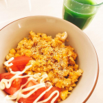 🍳\ お昼ごはん𓌉◯𓇋 /𖧧.｡.Menu⚪︎挽肉と卵の甘辛丼⚪︎トマトマヨ⚪︎青汁2色丼にしようと思ったのに時間なくてまとめて炒めた😂𓂃◌𓈒𓐍&hellip;のInstagram画像