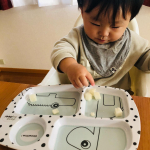 手づかみ食べに挑戦し始めました‼️今まではスプーンで食べさせていたので小さめのお皿でしたが、ダンバイディアのお皿にもりつけると掴みやすいようです。食パンやおせんべいをおいしそうに食べていて、食べる意欲&hellip;のInstagram画像