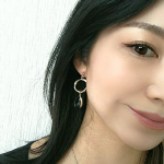 こんにちは☺.さっきほろ酔いで歩いてたら、道の端にいるスズメが見つめてきたので、「あら〜どうしたのー」ってスズメに近寄ったら、急に進路変更した私にぶつかりそうになった自転車がキキーーッてな&hellip;のInstagram画像