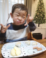 朝ごはんにウインナーあるとテンション高め米、麺、ウインナー、野菜はにんじんしか食べてくれないこの頃。時々食べてみるーと、新しいものに手をだすも、大体ぺっぺってしてくる。春から保&hellip;のInstagram画像