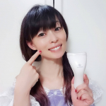 笑顔が素敵な人になりたい!!と思ったときに歯が白いと素敵ですよね☺️今継続的に使っているのが【WWHITECLUBハンディライト】わたしは夜のリラックスタイムに主に使っています&hellip;のInstagram画像