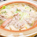 🥘\ お鍋♡ / 今日は実家で塩鍋🥘お肉に肉団子、ウインナーお野菜もたっぷり入れて。あったまった〜☺️食後はお決まりのアイス🍨ファミマの新商品、#食べる牧場&hellip;のInstagram画像