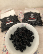【カネ吉　黒豆】カネ吉さまでは、家庭で煮るようにゆっくりと圧力をかけ、丁寧に灰汁（あく）を取り除き臭みを飛ばして調理を行っているため、すっきりとした黒豆の味に仕上げています。★下ゆでにこだわっ&hellip;のInstagram画像